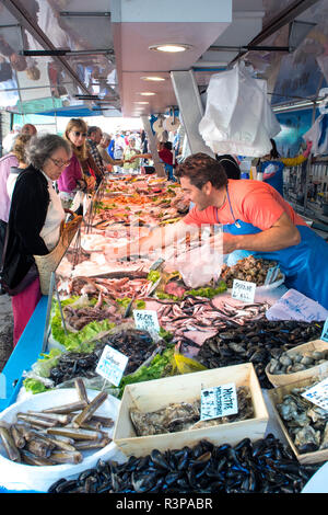 Mercato di vendita del pesce, Uzes, Provenza, Francia Foto Stock