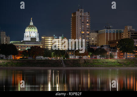 La notte scende sul lungofiume e creazione del capitale di Harrisburg in Pennsylvania Foto Stock