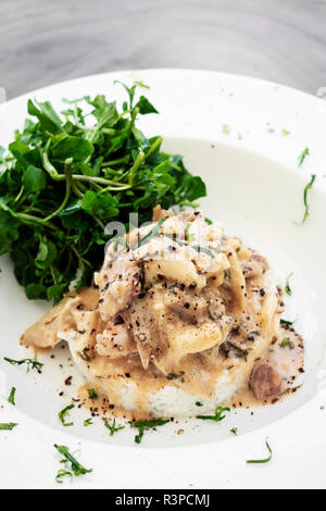 La carne di maiale Stroganoff con crema di funghi e la salsa di paprika pasto gourmet nel ristorante Foto Stock