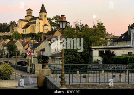 Chatillon-sur-Seine e la luna piena in aumento in Francia Foto Stock