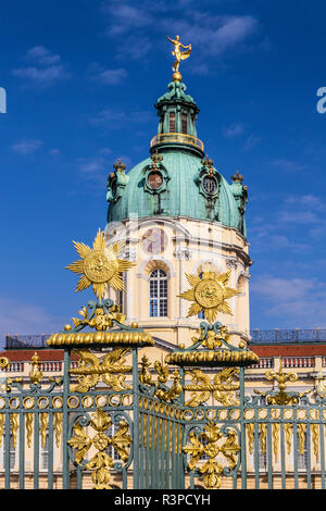 Germania Berlino. Palazzo di Charlottenburg cancelli di ingresso e la cupola Foto Stock