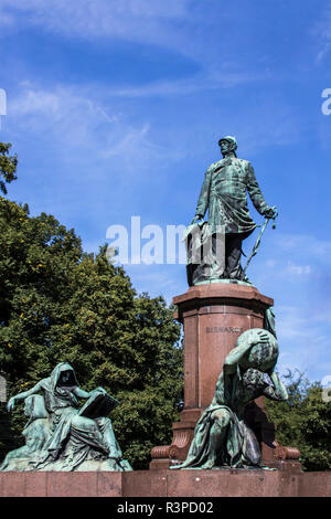 Monumento a Otto von Bismarck da Reinhold Begas situato nel parco Tiergarten di Berlino, Germania Foto Stock