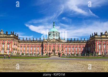 Potsdam, Brandeburgo, Germania. La facciata principale del barocco Palazzo Nuovo (Neues Palais) nel Sans Souci Park Foto Stock