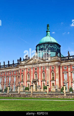 Potsdam, Brandeburgo, Germania. La facciata principale del barocco Palazzo Nuovo (Neues Palais) nel Sans Souci Park Foto Stock