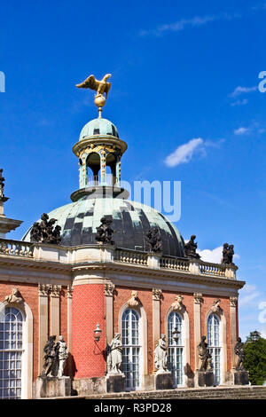 Potsdam, Brandeburgo, Germania. Il barocco Palazzo Nuovo (Neues Palais) nel Sans Souci Park, ornato con statue e sculture. Foto Stock