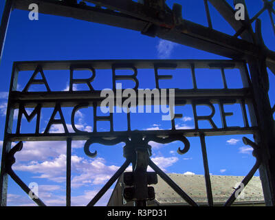 Ingresso al campo di concentramento nazista di Dachau, Germania. Nei pressi di Monaco di Baviera con il segno Arbeit macht frei (lavoro vi farà liberi). Foto Stock