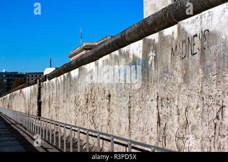 Berlino, Germania. Sezione originale del muro di Berlino su Niederkirchnerstrasse conservati come parte della topografia del terrore Foto Stock