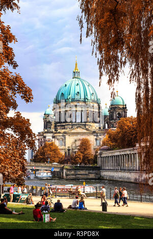 Berlino, Germania. Cattedrale di Berlino in Lustgarten sull isola dei musei cittadini e rilassanti passeggiate lungo il fiume Sprea in autunno Foto Stock