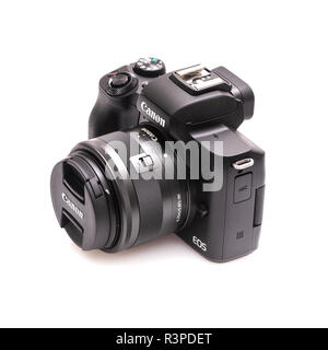 SWINDON, Regno Unito - 23 novembre 2018: Canon M50 Mirrorless camara su sfondo bianco Foto Stock