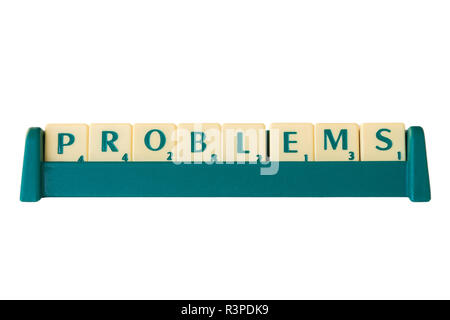 Gioco Scrabble lettera di piastrelle con valore di punteggio su un supporto formante la parola 'problemi'. Isolato su sfondo bianco. Foto Stock