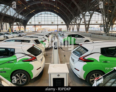 Stazione ferroviaria principale con clevershuttle Nissan Leaf electric car sharing, affitto di Leipzig, in Sassonia, Germania, 23 novembre 2018. © Peter Schatz / Alam Foto Stock