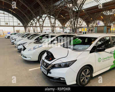 Stazione ferroviaria principale con clevershuttle Nissan Leaf electric car sharing, affitto di Leipzig, in Sassonia, Germania, 23 novembre 2018. © Peter Schatz / Alam Foto Stock