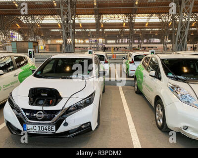 Stazione ferroviaria principale con clevershuttle Nissan Leaf electric car sharing, affitto di Leipzig, in Sassonia, Germania, 23 novembre 2018. © Peter Schatz / Alam Foto Stock