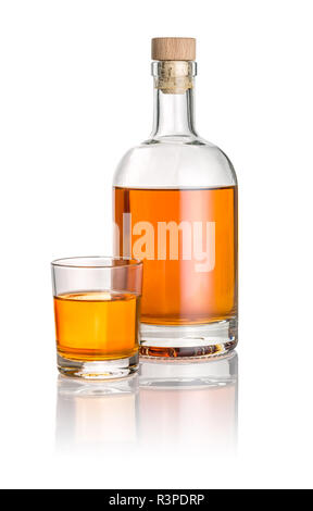 Bottiglia in vetro e riempito con un liquido di colore ambra Foto Stock