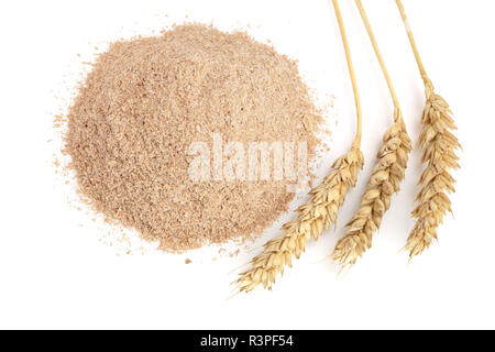 Pila di crusca di frumento con orecchie isolati su sfondo bianco Foto Stock