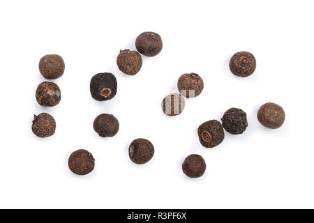 Allspices o pepe di Giamaica isolati su sfondo bianco. Vista superiore Foto Stock