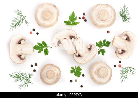 I funghi con il prezzemolo foglie di aneto e pepe in grani isolati su sfondo bianco. vista superiore Foto Stock