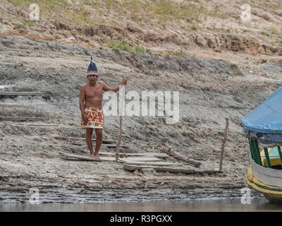 Iquitos, Perù- Sep 26, 2018: Indiano da Bora tribù nel suo costume locale Foto Stock