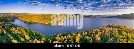 Lago Solinskie nei monti Bieszczady nella luce di sunrise. Antenna, drone fotografia. Foto Stock