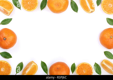 Telaio di arancio o mandarino con foglie isolato su sfondo bianco con copia spazio per il tuo testo. Piatto, laici vista superiore Foto Stock