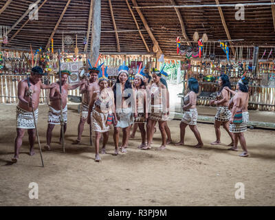 Iquitos, Perù- Sep 26, 2018: Indiano da Bora tribù nel suo costume locale Foto Stock