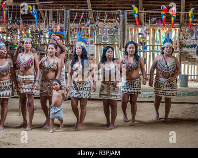 Iquitos, Perù- Sep 26, 2018: Indiano da Bora tribù nel suo costume locale Foto Stock