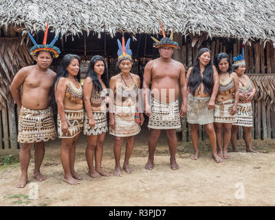 Iquitos, Perù- Sep 26, 2018: Indiano da Bora tribù nel suo costume locale Foto Stock