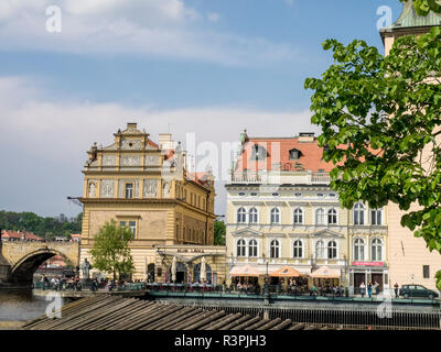 Repubblica Ceca, Praga. Il Bedrich Smetana Museum E Klub Lavka lungo il fiume Moldava a Praga. Foto Stock