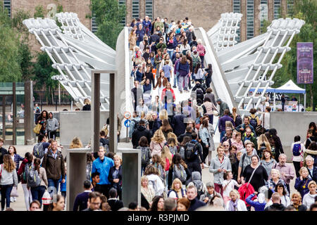 Londra Inghilterra,Regno Unito Gran Bretagna,Millennium Bridge,sospensione in acciaio,passerella,attraversamento pedonale Thames River Water,affollato,multi ethn Foto Stock