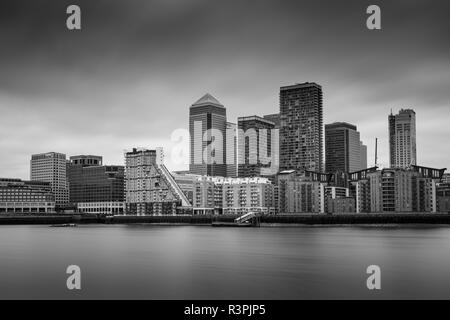 HMS Belfast ormeggiato sul South Bank di Londra, immagine monocromatica Foto Stock