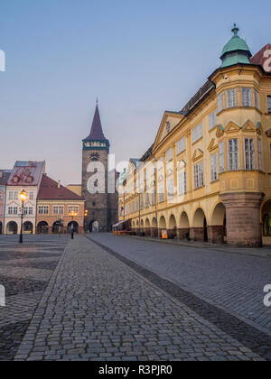 Repubblica ceca, Jicin. La piazza principale circondata con recentemente ristrutturato edifici storici. Foto Stock