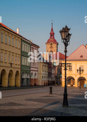 Repubblica ceca, Jicin. La piazza principale circondata con recentemente ristrutturato edifici storici. Foto Stock