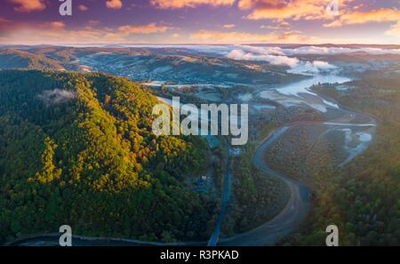 Colorato alba sui monti Bieszczady e Solinka fiume - antenna, drone fotografia. Foto Stock