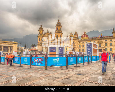 Bogotà, Colombia - 13 Settembre 2013: mostre temporanee e turisti sulla Piazza Bolivar di Bogotà. La Candelaria. Foto Stock