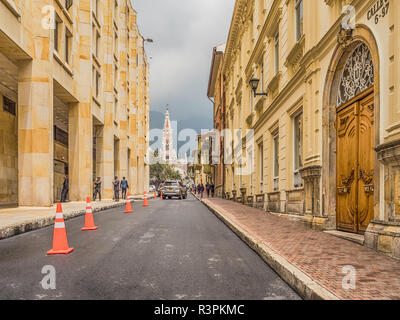 Bogotà, Colombia - 13 Settembre 2013: Street di Bogotà e di vista sul Santuario Nuestra Señora del Carmen, La Candelaria distretto. Foto Stock