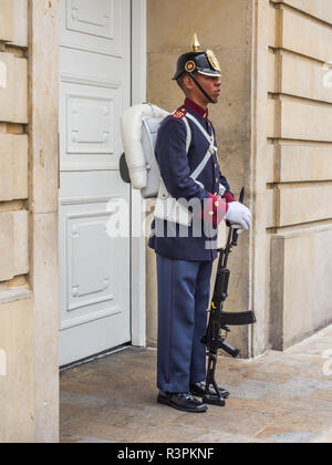 Bogotà, Colombia - 13 Settembre 2013: le protezioni su guarda di fronte Narino House, la casa ufficiale e il principale luogo di lavoro del presidente della Colombia Foto Stock