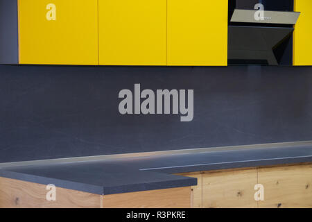 Giallo in legno cucina. Cucina interier . Scatole di legno e ripiani con fronti di plastica. Mostra il campione nel negozio di mobili. Novembre 2018 Saint- Foto Stock