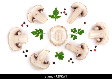 Funghi con foglie di prezzemolo pepe in grani isolati su sfondo bianco. vista superiore Foto Stock