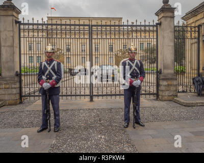 Bogotà, Colombia - 13 Settembre 2013: le protezioni su guarda di fronte Narino House, la casa ufficiale e il principale luogo di lavoro del presidente della Colombia Foto Stock