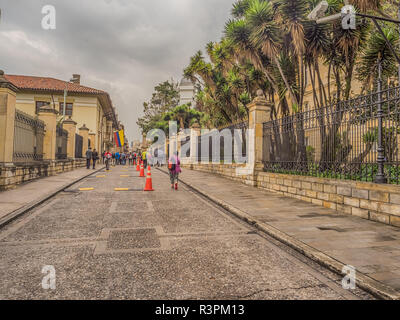 Bogotà, Colombia - 13 Settembre 2013: Street lungo la Narino House, la casa ufficiale e il principale luogo di lavoro del presidente della Colombia, La Candelari Foto Stock