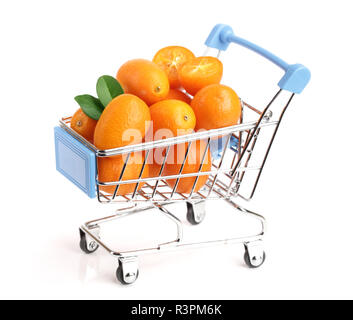 Cumquat o kumquat con foglia in un carrello isolato su sfondo bianco Foto Stock