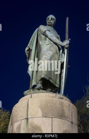 Statua del re Dom Afonso Henriques dalla collina sacra nella città di Guimaraes. Il primo re del Portogallo nel XII secolo. Patrimonio Mondiale UNESCO Foto Stock