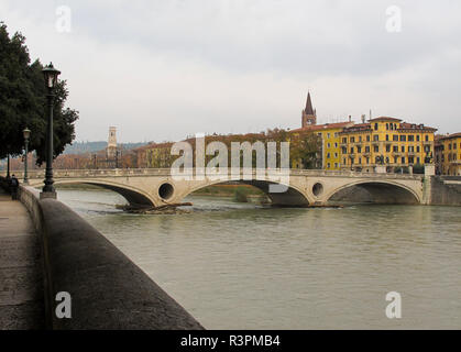 Il vecchio storico Ponte della Vittoria attraverso il fiume Adige nel centro di Verona. Foto Stock