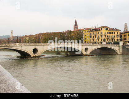 Il vecchio storico Ponte della Vittoria attraverso il fiume Adige nel centro di Verona. Foto Stock