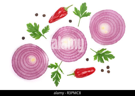Cipolla rossa affettata anelli con foglie di prezzemolo, peperoncino e pepe in grani isolati su sfondo bianco. Vista superiore Foto Stock