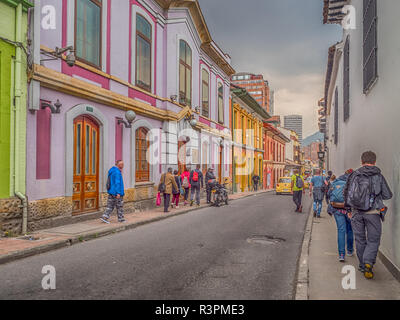 Bogotà, Colombia - 13 Settembre 2013: Street di Bogotà coloniale con case colorate, La Candelaria distretto. Foto Stock