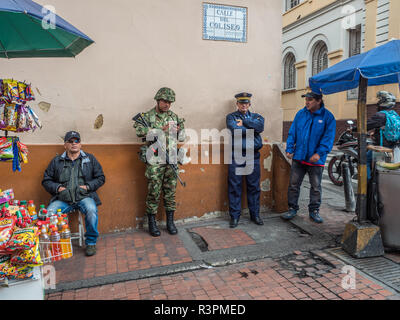 Bogotà, Colombia - 13 Settembre 2013: Soldato, poliziotto e venditori sulla strada di Bogotà, La Candelaria district Foto Stock