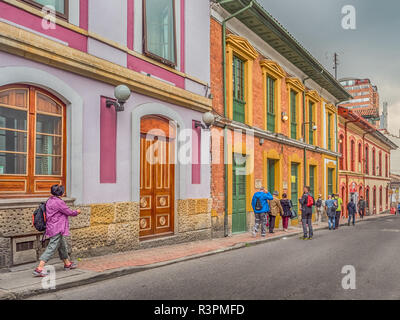 Bogotà, Colombia - 13 Settembre 2013: Street di Bogotà coloniale con case colorate, La Candelaria distretto. Foto Stock