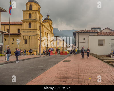 Bogotà, Colombia - 13 Settembre 2013: Iglesia de la Candelaria (Chiesa della Candelaria) e coloniali l case, La Candelaria distretto. Foto Stock