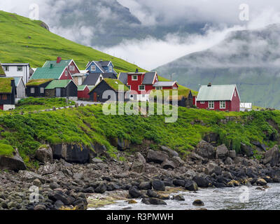 Villaggio di Elduvik situato a fiordo Funningsfjordur. Il nord Europa, Danimarca Foto Stock